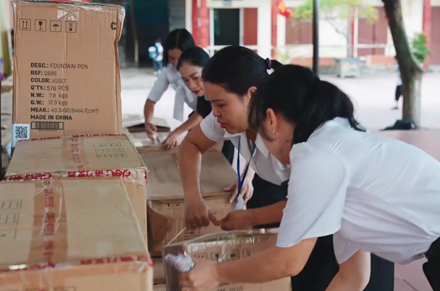 Deli Vietnam รองรับโรงเรียนประถมศึกษาพัธโดยมีการบริจาค15, 000ชุดเครื่องเขียน